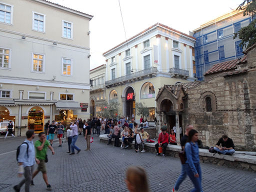 Athen, Griechenland, Kapnikarea-Kirche in der Fußgängerzone Odos Ermou