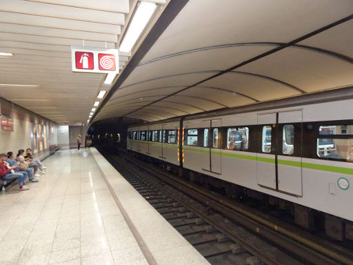 Metro, Athen, Griechenland, Bahnsteig Station Metaxourghio