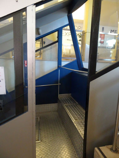 Standseilbahn Lykabettus Berg, Athen, Griechenland, Kabine mit Sitz und Stehplätzen