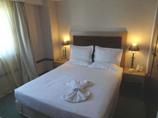 Athens Lotus Hotel, Athen, Griechenland, Zimmer 403 mit Fenster, Doppelbett, Nachtischleuchten, Telefon und Schrank