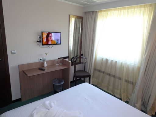 Athens Lotus Hotel, Athen, Griechenland, Zimmer 403 mit Flachbildfernseher, Ablagefläche, Stuhl, Wandspiegel und Fenster