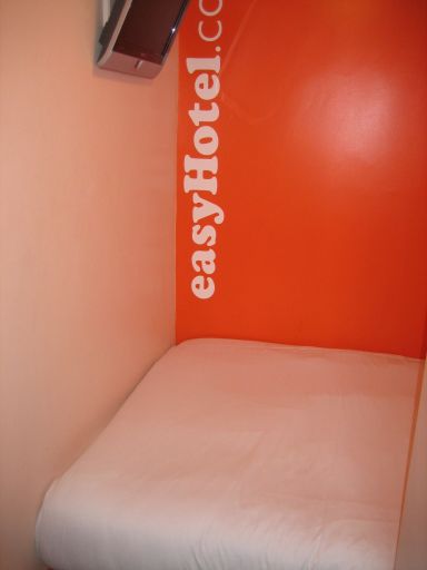 easyhotel Victoria, London, Großbritannien, unterer Teil des Bettes, Fernseher