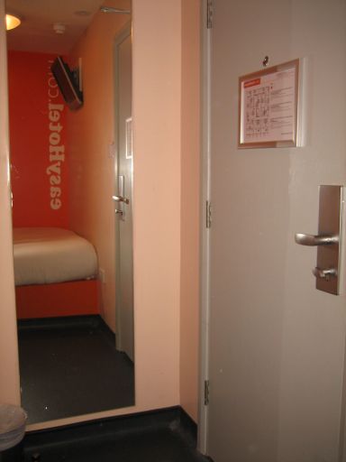 easyhotel Victoria, London, Großbritannien, Eingangstür, Spiegel