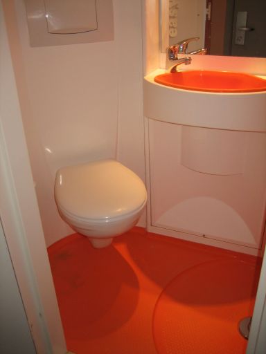 easyhotel Victoria, London, Großbritannien, WC, Waschbecken, Duschbereich