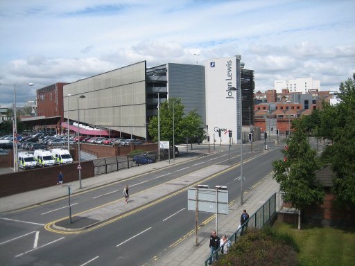 Formule 1 Liverpool City Centre, Liverpool, Großbritannien, Blick aus Zimmer 305, links das Polizei Hauptquartier und die Paradies Street Richtung Hanover Street
