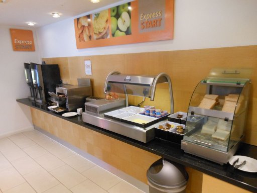 Holiday Inn Express Hotels, Leeds City Centre Armouries, Leeds, Großbritannien, ein Teil vom Frühstücksbuffet