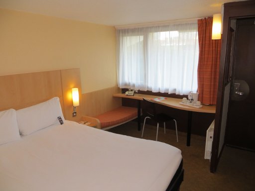 Ibis Birmingham Centre Irving Street (ehemals Holloway Circus), Birmingham, Großbritannien, Zimmer 141 mit Doppelbett, Nachttischleuchten, Kofferablage, Schreibtisch, Fenster und Wasserkocher