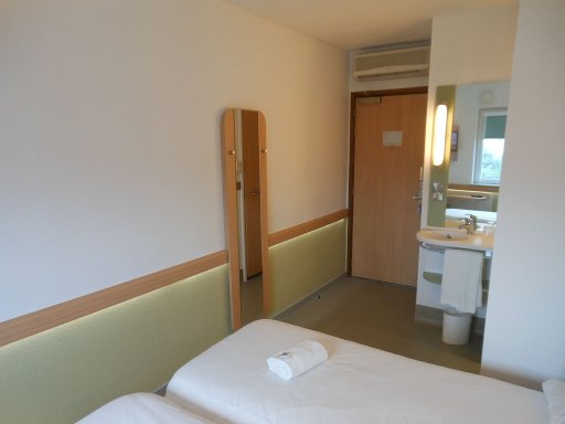 ibis budget Leeds Centre, Leeds, Großbritannien, Zimmer 603 mit Wandspiegel, Waschbecken und Eingangstür