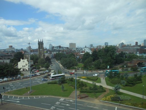 ibis budget Leeds Centre, Leeds, Großbritannien, Blick aus dem Zimmer 603 Richtung Innenstadt und der Leeds Parish Kirche