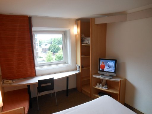 Ibis Manchester Centre Princess Street, Manchester, Großbritannien, Zimmer 518 mit Doppelbett, Kofferablage, Fenster, Tisch, Stuhl, Wandschrank und Flachbildfernseher