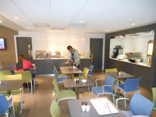 Ibis Manchester Centre Princess Street, Manchester, Großbritannien, moderner Fühstücksraum mit großem Frühstücksbuffet