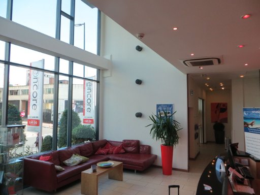 Ramada® Encore® Birmingham City Centre, Birmingham, Großbritannien, Lobby mit Sitzgelegeheiten und Rezeption