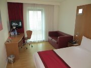 Ramada® Encore® Birmingham City Centre, Birmingham, Großbritannien, Zimmer 412 mit Queensize, Schreibtisch, Fernseher, Fenster, Ledercouch und LED Nachttischleuchten