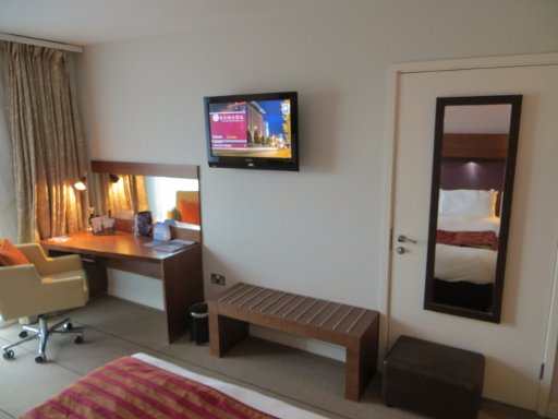 Ramada® Manchester, Salford Quays, Manchester, Großbritannien, Zimmer 605 mit Schreibtisch, Flachbildfernseher, Kofferablage und Wandspiegel