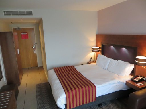 Ramada® Manchester, Salford Quays, Manchester, Großbritannien, Zimmer 605 mit Schrank, Wasserkocher, Eingangstür und Trennwand zum Bad