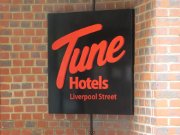 Tune Hotel Liverpool Street, London, Großbritannien, Eingang