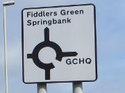 Cheltenham, Großbritannien, Wegweiser Kreisverkehr Fiddlers Green Springbank und GCHQ