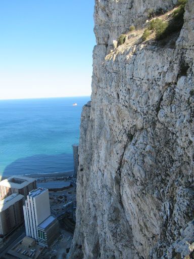 Great Siege Tunnels, Gibraltar, Außenansicht der Geschützstellungen im Felsen im Gibraltar Nature Reserve