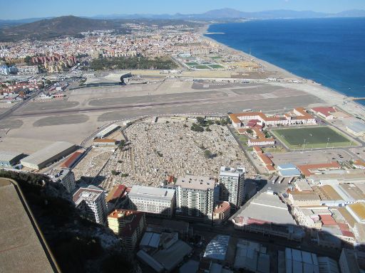 Great Siege Tunnels, Gibraltar, Blick auf den Flughafen, North Front Friedhof und spanisches Festland