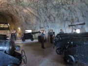 Great Siege Tunnels, Gibraltar, St. George’s Hall mit 7 Geschützen