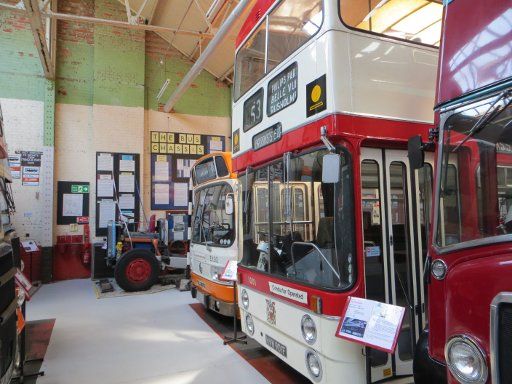 Museum of Transport Greater Manchester, Manchester, Großbritannien, Doppeldecker Bus Baujahr 1968 und normaler Bus