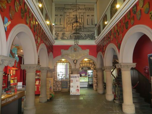 Galleries of Justice Museum, Nottingham, Großbritannien, Eingangshalle mit Kartenverkauf, Ausstellung und kleinem Shop