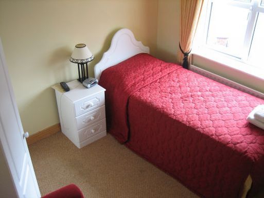 Abbey Vale Bed and Breakfast, Swords, Dublin, Irland, Gästezimmer mit einem Bett, Radiowecker, Nachttischlampe, Schrank