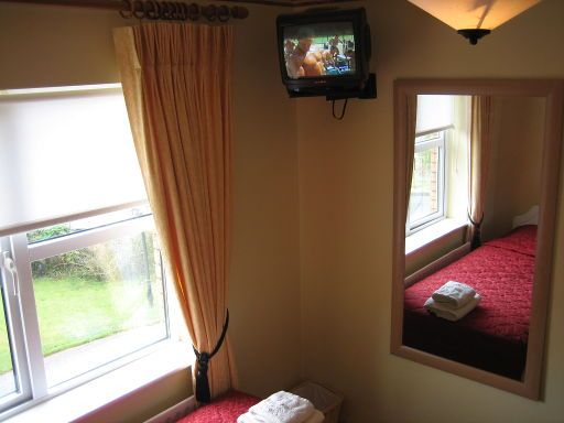 Abbey Vale Bed and Breakfast, Swords, Dublin, Irland, Gästezimmer mit Fenster, Fernseher und Spiegel