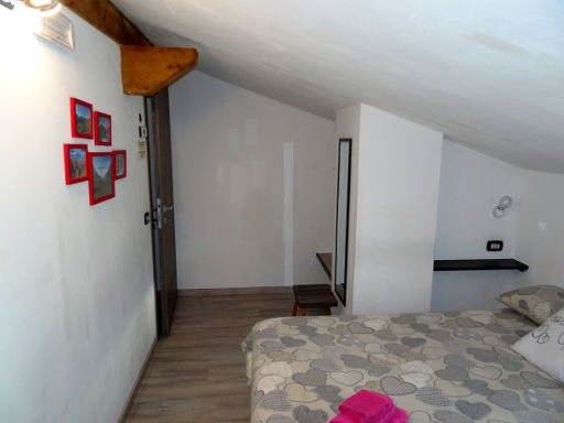 Bed & Breakfast Valtellina Mon Amour, Piateda, Italien, Zimmer 1 mit Beleuchtung, EIngangstür, Kofferablage, Wandspiegel, Nachtischlampe und Ablage
