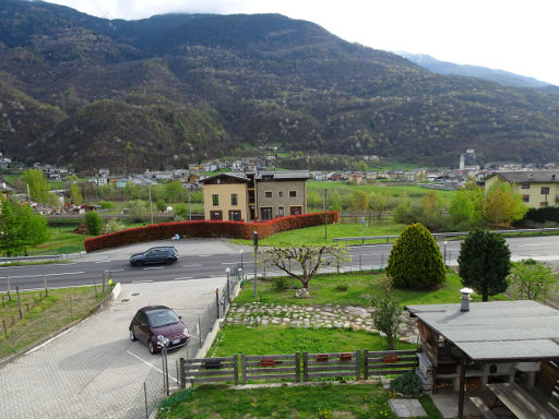 Bed & Breakfast Valtellina Mon Amour, Piateda, Italien, Zimmer 1 mit Blick auf den Parkplatz und die Landstraße