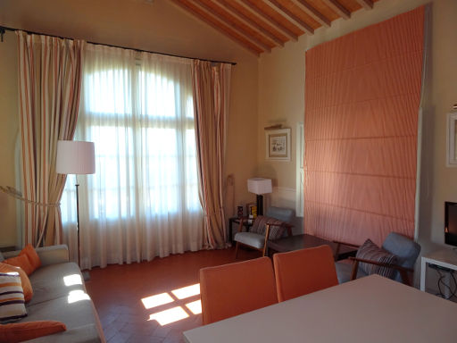 Borgo di Pratavecchie, Migliarino, Italien, Wohnzimmer mit Sofa, Esstisch, Sessel, Fenster und bis zu 4 Meter hohe Decke