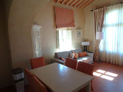 Borgo di Pratavecchie, Migliarino, Italien, Wohnzimmer mit Sofa, Esstisch, Sessel, Fenster und bis zu 4 Meter hohe Decke