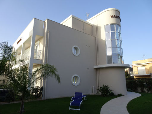 Hotel Nautilus, Cagliari, Poetto, Italien, Gartenbereich mit Liegen und Nebengebäude