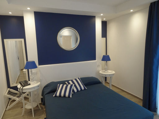 Hotel Nautilus, Cagliari, Poetto, Italien, Zimmer 401 mit Wandspiegel, Nachttisch, Telefon, Doppelbett und Gardine Balkontür