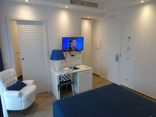 Hotel Nautilus, Cagliari, Poetto, Italien, Zimmer 401 mit Wandspiegel, Nachttisch, Telefon, Doppelbett und Gardine Balkontür