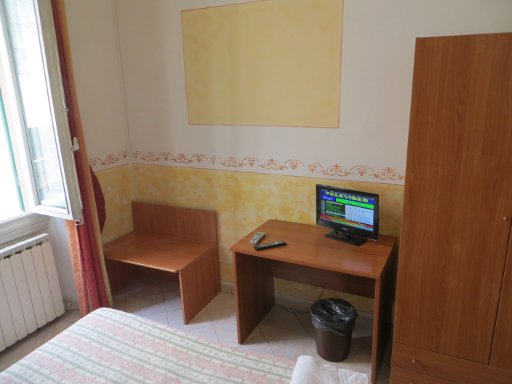 Hotel Palazzuolo, Florenz, Italien, Zimmer 23 mit Kofferablage, Flachbildfernseher, Tisch und Schrank