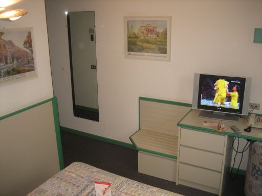 Ibis Milano Centro, Italien, Fernseher, Tisch, Stuhl, Kofferablage und Wandspiegel