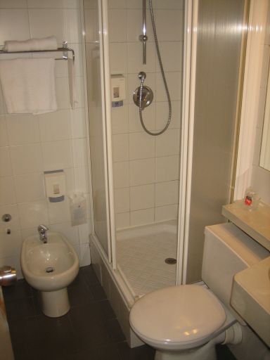 Ibis Milano Centro, Italien, Bad mit Duschzelle, WD, WC und Waschbecken
