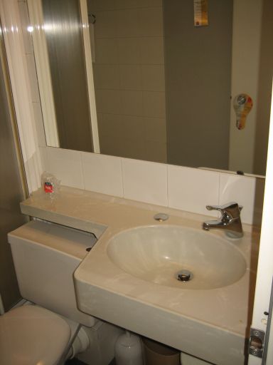 Ibis Milano Centro, Italien, Bad mit Duschzelle, WD, WC und Waschbecken