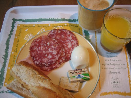 Ibis Milano Centro, Italien, Baguette, italienische Salamiwurst, Orangensaft, Cappuccino, gekochtes Ei