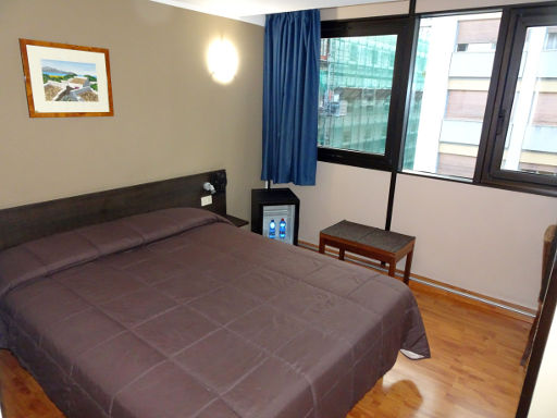 Ibis Styles Palermo Cristal, Palermo, Italien, Zimmer 607 mit Doppelbett, Nachttischbeleuchtung, Fenster, lautlosen Kühlschrank, Kofferablage