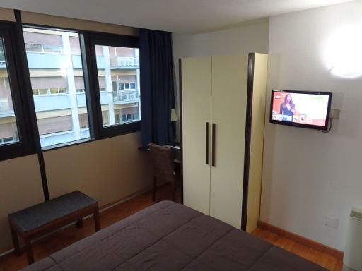 Ibis Styles Palermo Cristal, Palermo, Italien, Zimmer 607 mit Tisch, Wasserkocher, Tee, Schrank mit Minisafe und Flachbildfernseher