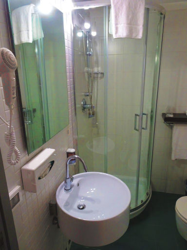 Ibis Styles Palermo Cristal, Palermo, Italien, Bad mit Waschbecken und Dusche