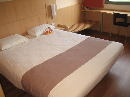 Ibis Verona, Italien, Zimmer 225 mit Queen Size Bett, Fenster, Stuhl, Kofferablage