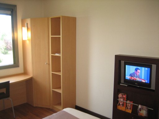 Ibis Verona, Italien, Zimmer 225 mit Fenster, Schrank, Regal und Flachbildfernseher