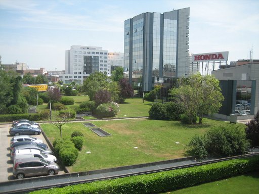 Ibis Verona, Italien, Blick aus Zimmer 225 Richtung Bürogebäude und Honda Händler