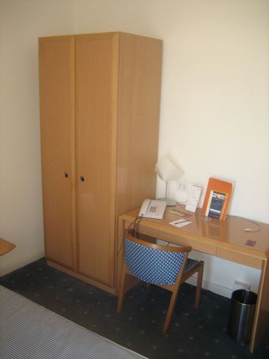 Mercure Napoli Garibaldi, Neapel, Italien, Zimmer 414 mit Schrank, Tisch und Stuhl