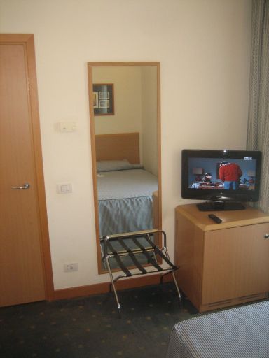 Mercure Napoli Garibaldi, Neapel, Italien, Zimmer 414 mit Tür zum Bad, Wandspiegel, Wandspiegel, Kofferablage, Fernseher und Tür zum Balkon