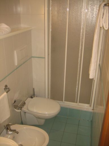 Mercure Napoli Garibaldi, Neapel, Italien, Zimmer 414 Bad mit WD, WC und Duschkabine