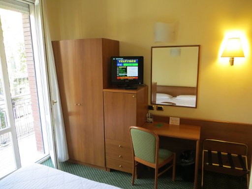 Nuovo Hotel del Porto, Bologna, Italien, Zimmer 212 mit Balkontür, Schrank, Kühlschrank, Flachbildfernseher, kleinem Tisch, Stuhl und Kofferablage